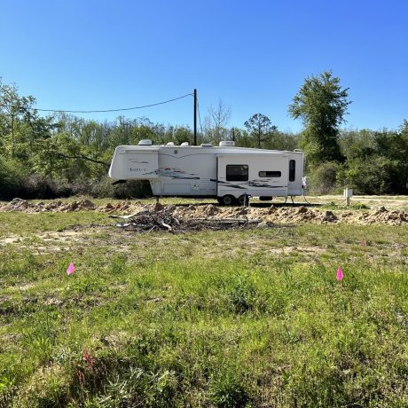 View of an RV site at Hat Creek RV Park in Cottondale, FL